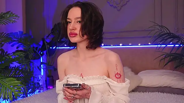 Snapshot of Devilinee chatting on December 18, 2025, 7:46 am Devilinee online show from December 18, 2025, 7:46 am