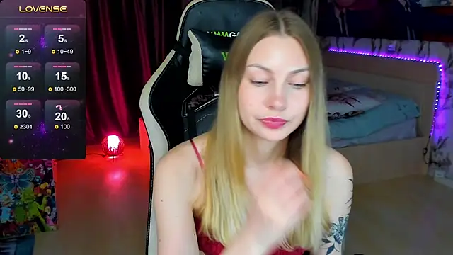 BiMolly online show from October 31, 2025, 10:27 pm