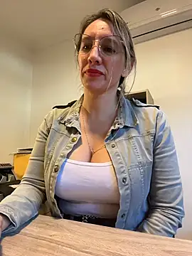 Gatitacarlita online show from June 3, 2026, 11:55 am