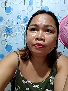 XXLorie 02 online show from February 12, 2026, 5:56 pm