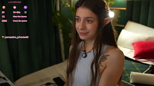 Snapshot of Eille_Elfie chatting on December 15, 2025, 5:35 am Eille Elfie online show from December 15, 2025, 5:35 am