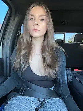 MaggyMayI online show from October 31, 2025, 4:58 pm