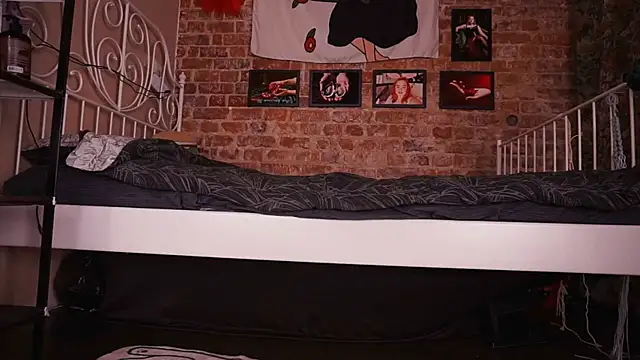 Evelively online show from November 16, 2025, 2:05 am