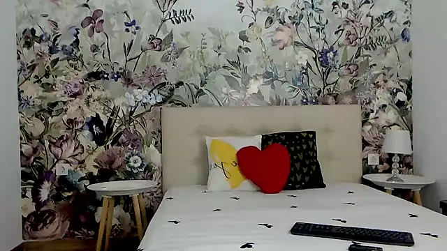 Snapshot of RoseDiamond06 chatting on September 29, 2025, 10:37 pm RoseDiamond06 online show from September 29, 2025, 10:37 pm