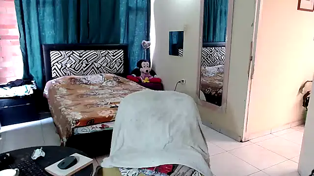 Sashaferrari2000 online show from December 19, 2025, 4:09 pm