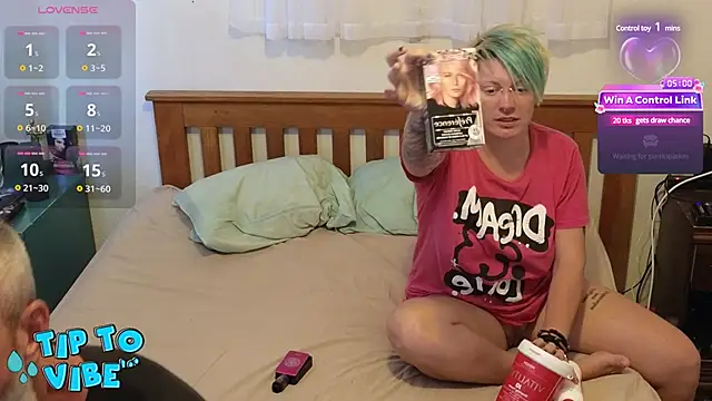 Snapshot of PinkTheHawk chatting on January 11, 2025, 10:18 pm PinkTheHawk online show from January 11, 2025, 10:18 pm