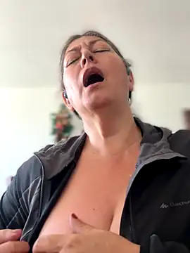 emma tour online show from November 17, 2025, 8:35 pm