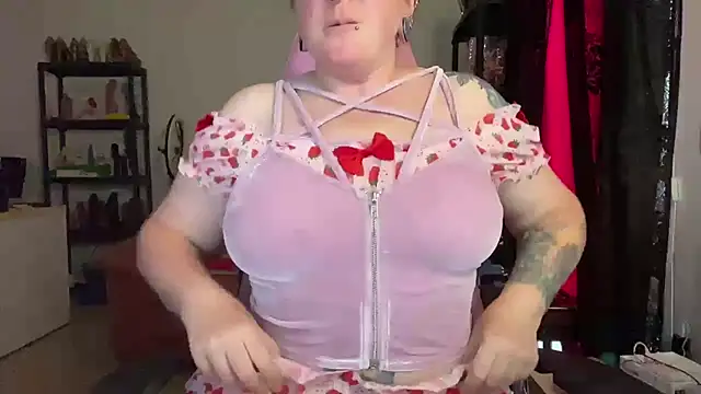 kisicaxx online show from July 10, 2026, 5:24 pm
