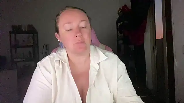 kisicaxx online show from July 17, 2026, 3:26 am