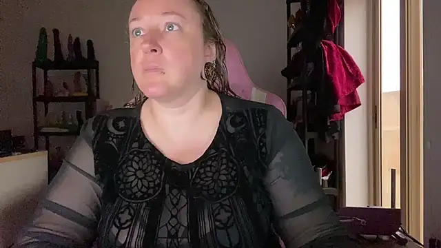 kisicaxx online show from July 28, 2026, 5:04 am