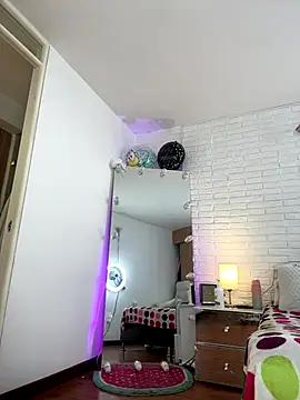 hollythomson online show from November 13, 2025, 4:22 pm