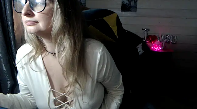 Snapshot of RubiLakros chatting on March 4, 2025, 9:11 pm RubiLakros online show from March 4, 2025, 9:11 pm