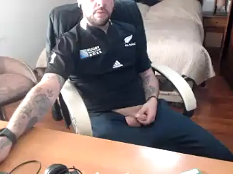 pose14 online show from September 23, 2025, 2:40 am