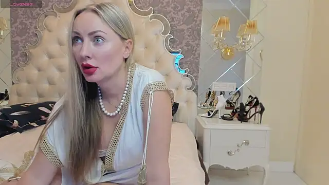 Veola new online show from March 21, 2025, 11:22 am