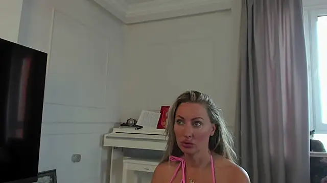 Veola new online show from September 26, 2025, 3:46 am