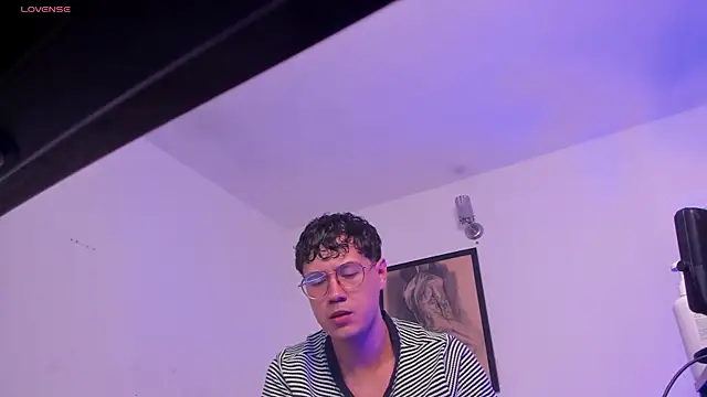 Snapshot of LeaneSeb chatting on December 16, 2025, 7:07 pm LeaneSeb online show from December 16, 2025, 7:07 pm