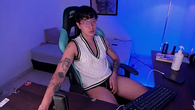 Snapshot of LeaneSeb chatting on December 3, 2025, 9:58 pm LeaneSeb online show from December 3, 2025, 9:58 pm