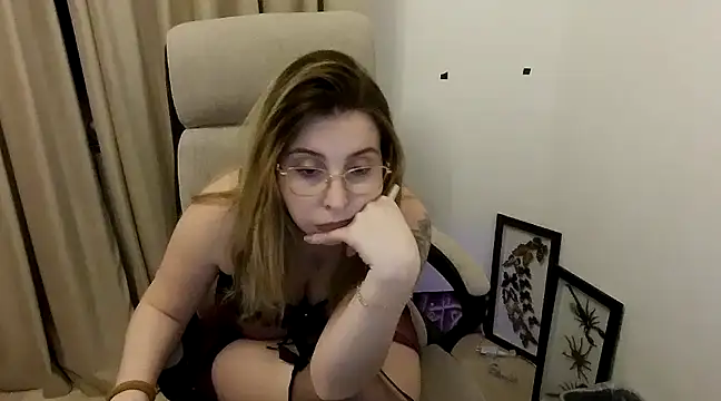 Snapshot of Aliss_Hottie chatting on March 7, 2025, 1:31 am Aliss Hottie online show from March 7, 2025, 1:31 am