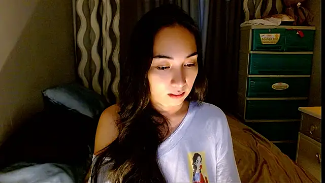 Snapshot of SweetLilly_18 chatting on June 29, 2026, 7:04 am SweetLilly 18 online show from June 29, 2026, 7:04 am