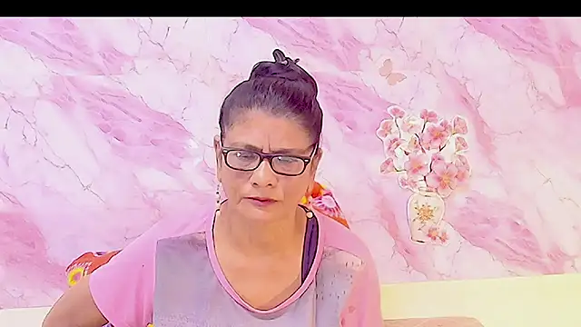 Snapshot of IndianAllure chatting on February 2, 2026, 5:39 am IndianAllure online show from February 2, 2026, 5:39 am