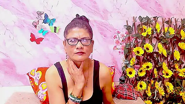 Snapshot of IndianAllure chatting on December 4, 2025, 5:39 am IndianAllure online show from December 4, 2025, 5:39 am