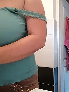 Snapshot of Elza01 chatting on October 8, 2025, 5:09 am Elza01 online show from October 8, 2025, 5:09 am