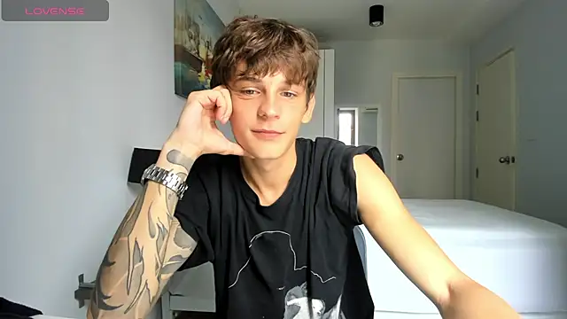 Snapshot of MiracleCam chatting on November 3, 2025, 3:45 am MiracleCam online show from November 3, 2025, 3:45 am