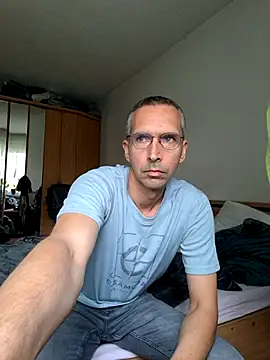 Geiler-boy313 online show from May 4, 2026, 7:22 am