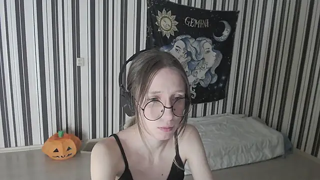 Snapshot of _Hanna_Moon_ chatting on November 17, 2025, 6:45 pm Hanna Moon online show from November 17, 2025, 6:45 pm