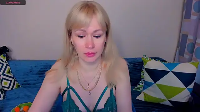 EllenMoore online show from June 10, 2026, 3:52 am