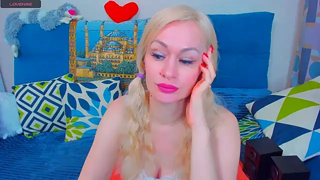 Snapshot of EllenMoore chatting on February 6, 2025, 2:44 am EllenMoore online show from February 6, 2025, 2:44 am