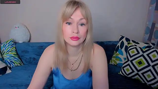 EllenMoore online show from April 21, 2026, 3:13 am