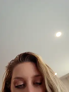 LilyOrion online show from September 18, 2025, 6:44 pm