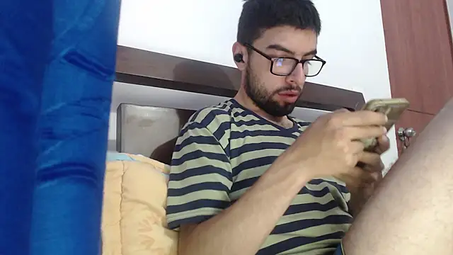 Snapshot of fvckolombianguyy chatting on February 13, 2025, 12:54 pm fvckolombianguyy online show from February 13, 2025, 12:54 pm