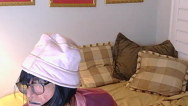 Snapshot of HelloKittyLapDog chatting on May 6, 2026, 3:43 am HelloKittyLapDog online show from May 6, 2026, 3:43 am