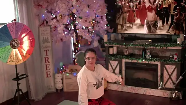 Nikki Torres online show from November 19, 2025, 6:08 pm