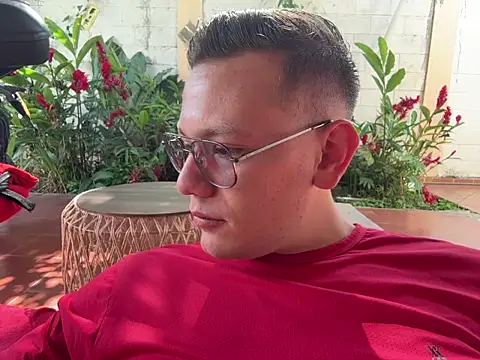 Snapshot of simon_and_david chatting on February 4, 2026, 7:31 pm simon and david online show from February 4, 2026, 7:31 pm