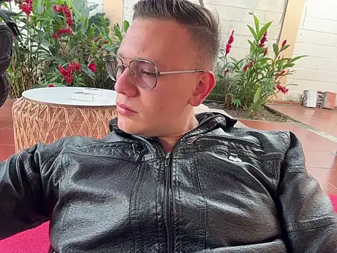 Snapshot of simon_and_david chatting on December 22, 2025, 7:58 pm simon and david online show from December 22, 2025, 7:58 pm