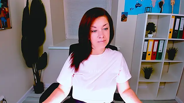 Snapshot of AnaMills chatting on November 6, 2025, 10:41 am AnaMills online show from November 6, 2025, 10:41 am