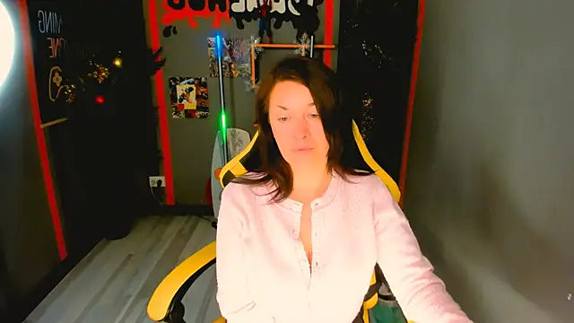 Snapshot of AnaMills chatting on December 15, 2025, 10:10 am AnaMills online show from December 15, 2025, 10:10 am