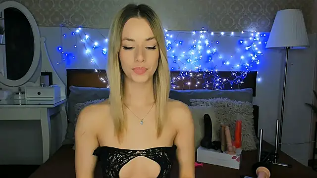 MiaBeeXX online show from December 3, 2025, 3:00 pm