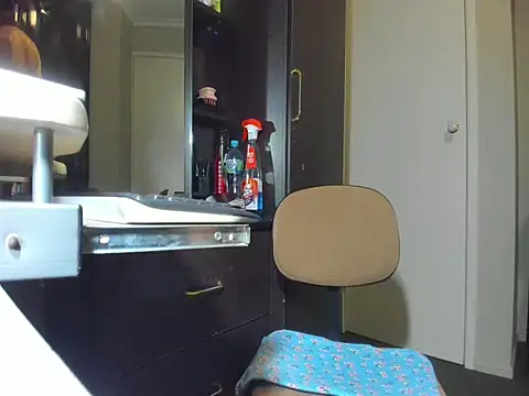 Angelchezcka online show from April 19, 2026, 7:31 am