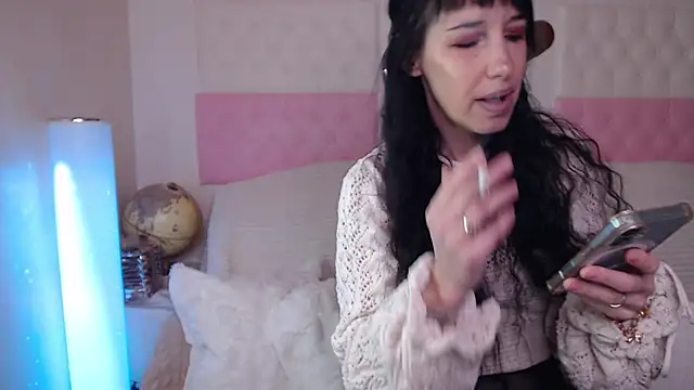 Snapshot of -carla- chatting on November 19, 2025, 5:40 am -carla- online show from November 19, 2025, 5:40 am