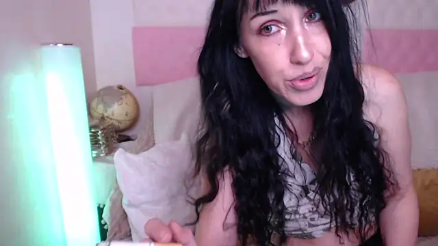 Snapshot of -carla- chatting on November 14, 2025, 6:17 am -carla- online show from November 14, 2025, 6:17 am