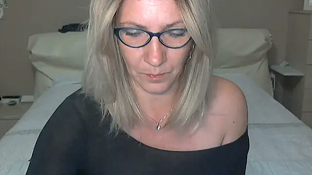 Snapshot of -K-- chatting on November 27, 2025, 4:29 pm -K-- online show from November 27, 2025, 4:29 pm