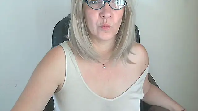 Snapshot of -K-- chatting on November 28, 2025, 10:37 am -K-- online show from November 28, 2025, 10:37 am