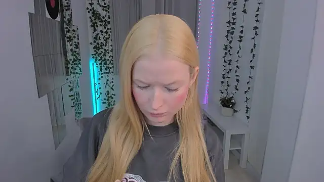 Laly Peach online show from February 6, 2026, 7:15 am