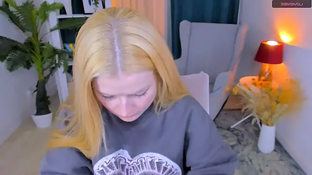 Laly Peach online show from March 19, 2026, 11:54 am