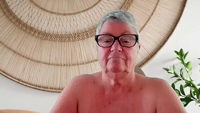 GrannyChrissy68 online show from April 19, 2026, 12:28 pm