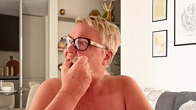 GrannyChrissy68 online show from April 8, 2026, 5:03 pm